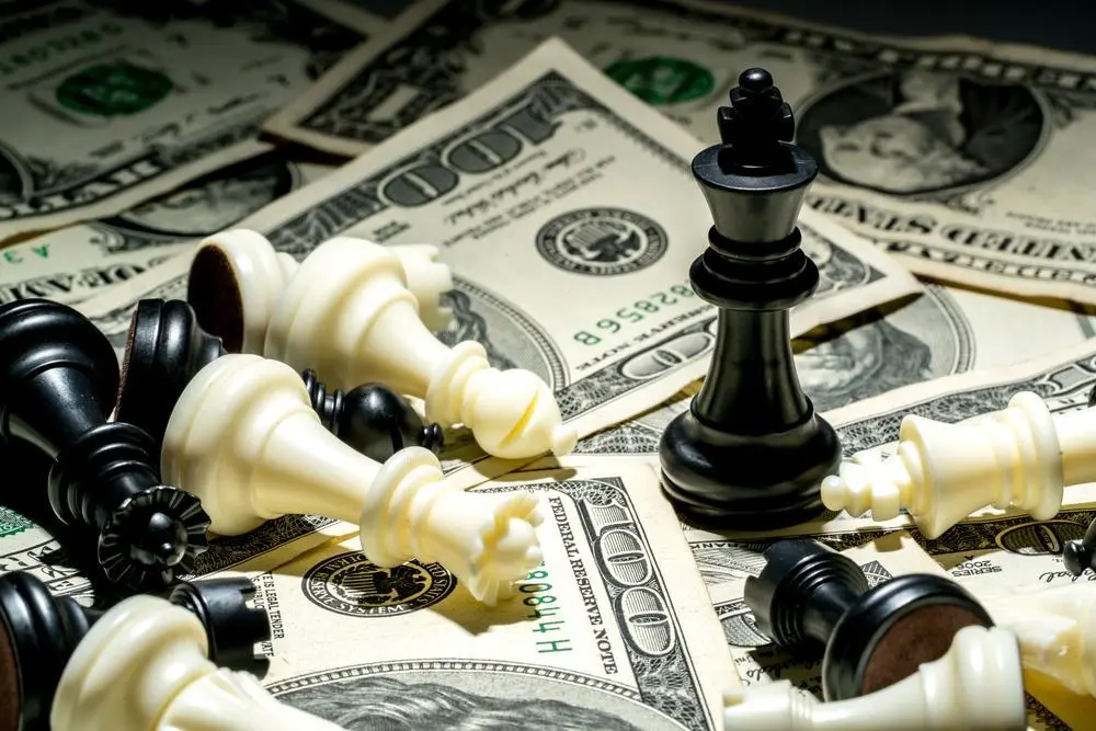 зображення доларових купюр та шахових фігур