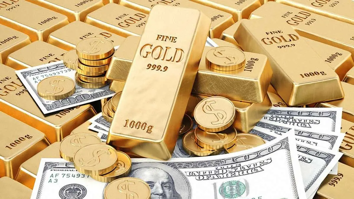 фото доларових банкнот та золотих злитків