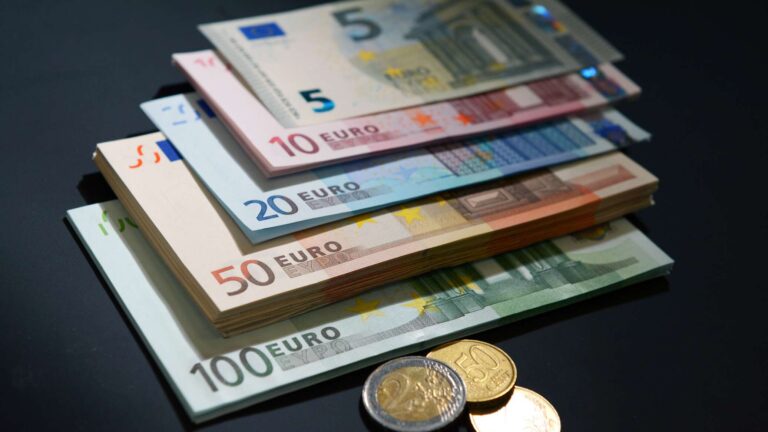 Спрос на евро растет: банки увеличили ввоз в Украину наличной валюты