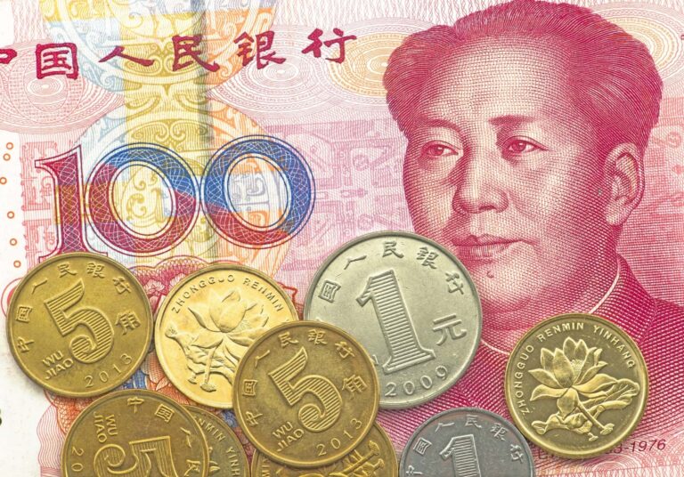 Китайский юань упал до рекордно низкого уровня за 16 лет